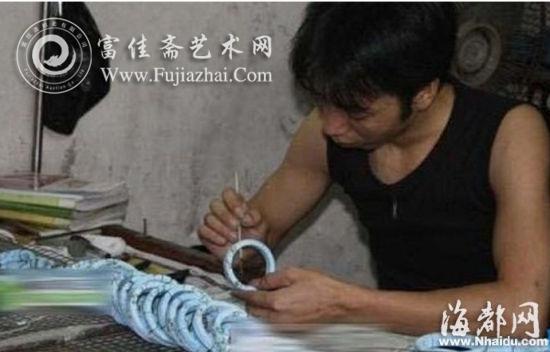 對(duì)洗過(guò)底的石料人工加色